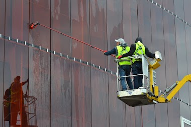 Efektīva Logu un Fasāžu Tīrīšana: Mūsu Pieredze, Jūsu Ēkas Labā